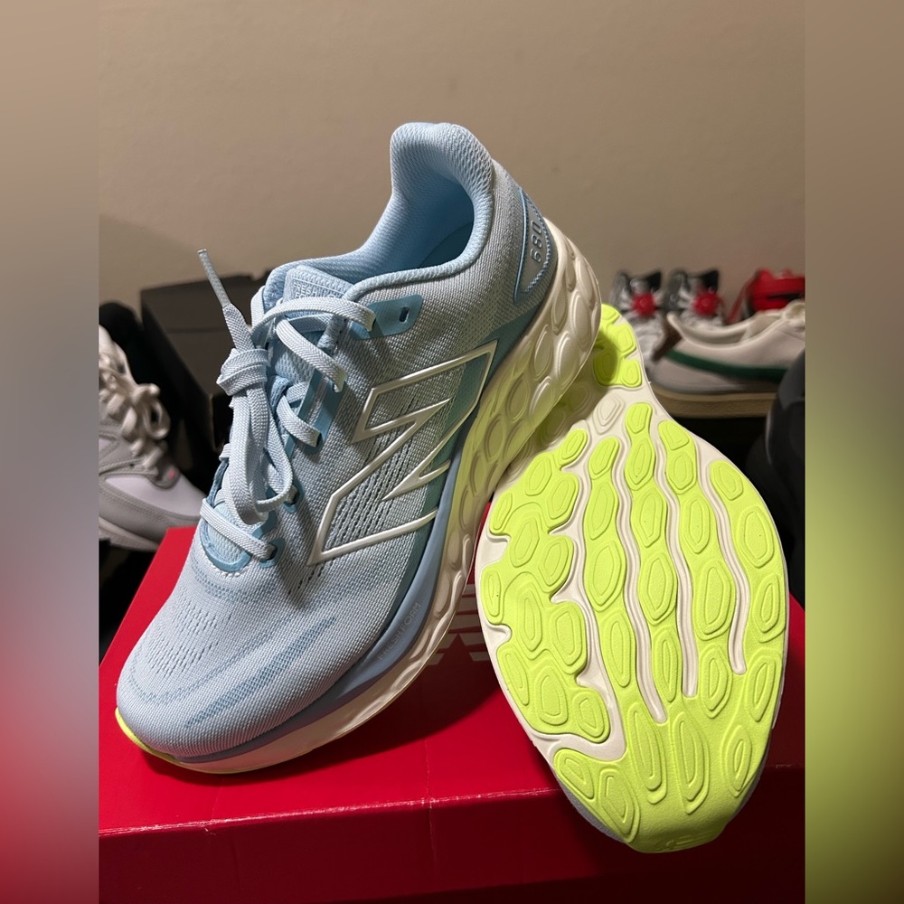 New Balance Fresh Foam 680v8 Blue White Green Women’s running Shoe 8.5 Wide New
